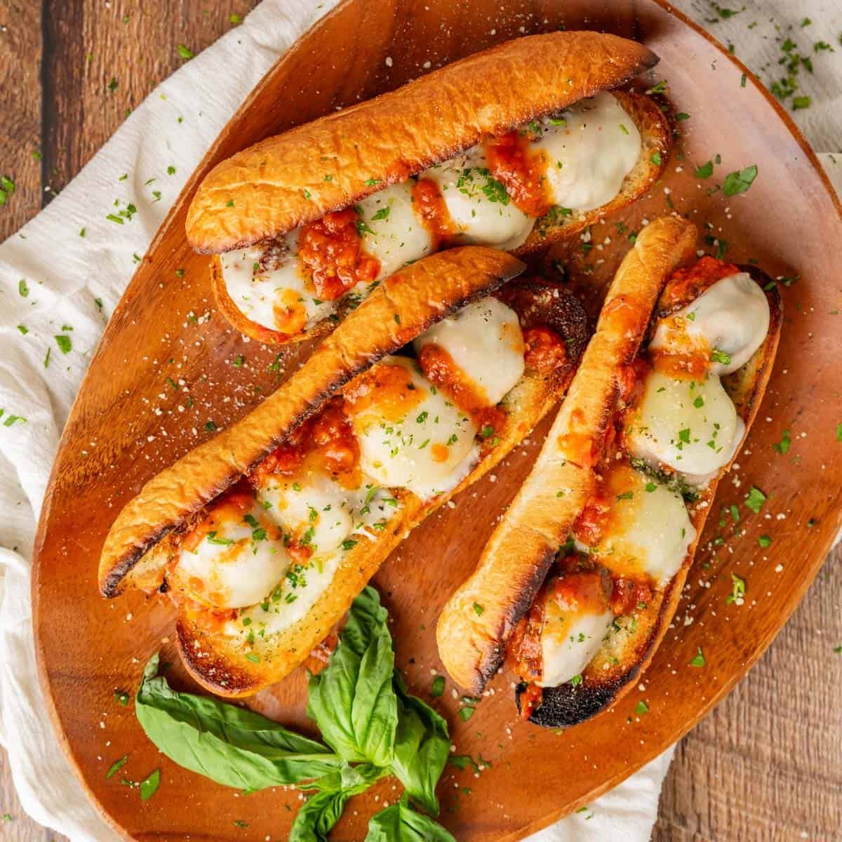 俗氣的意大利肉丸子和烤大蒜hoagies