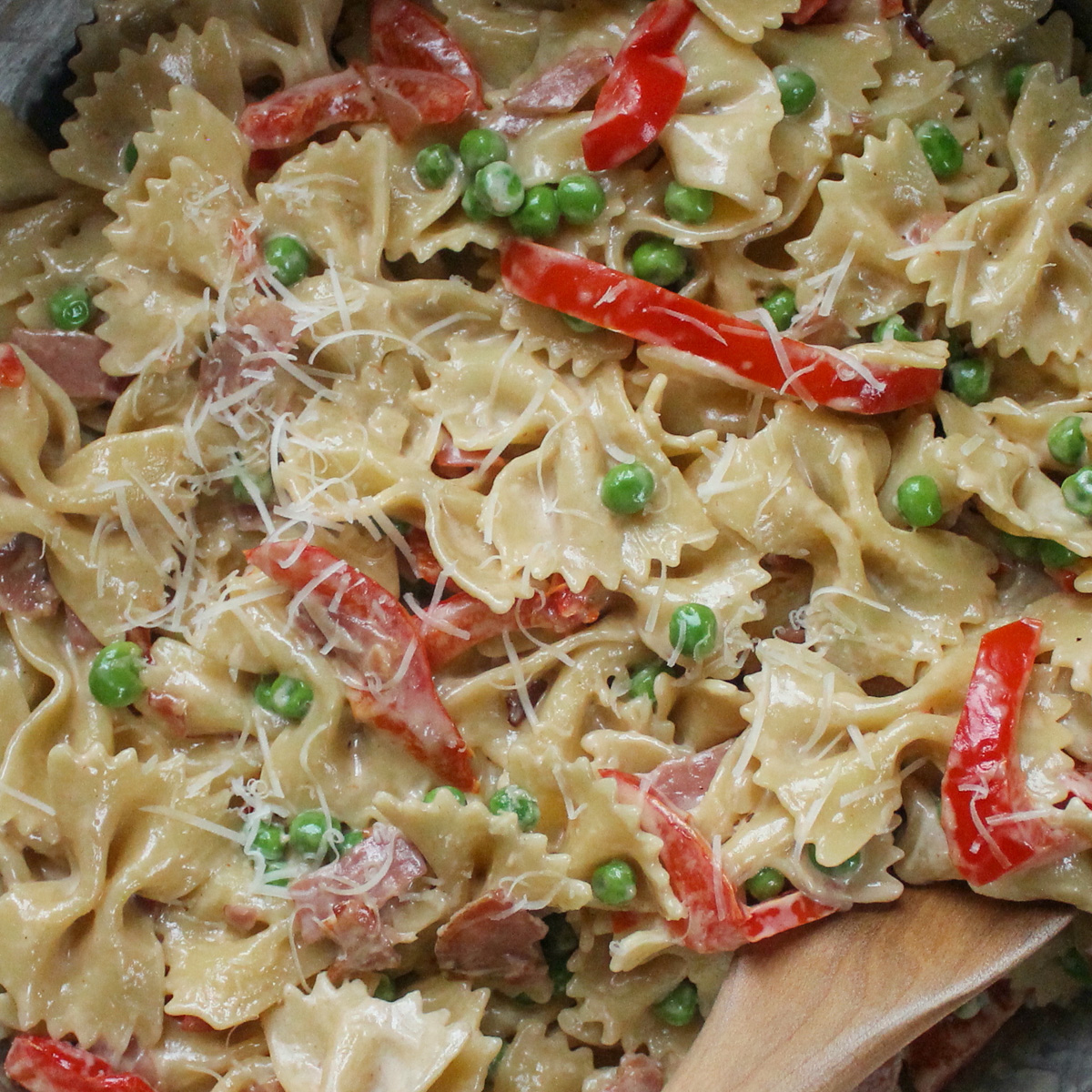 奶油 Farfalle 義大利麵配火腿和豌豆