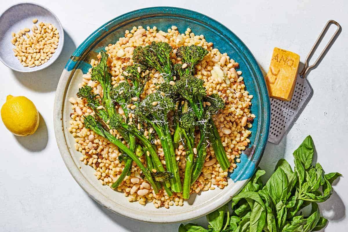 弗雷格拉·薩爾達（Fregola Sarda）與西蘭花，檸檬和羅勒
