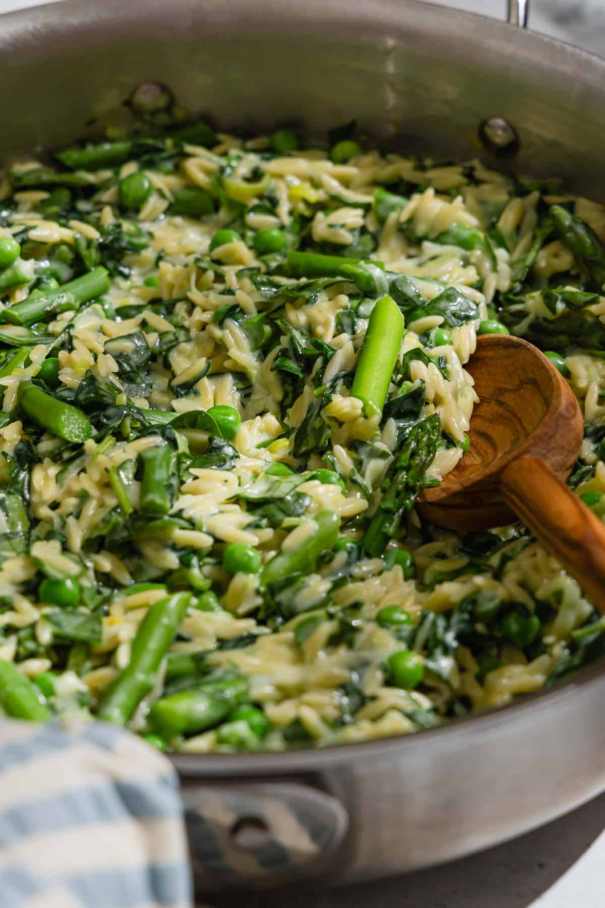 Orzo Isotto與蘆筍，菠菜和豌豆